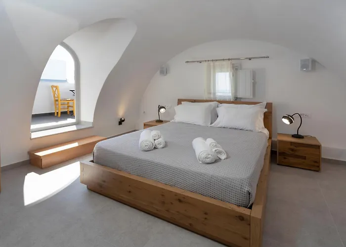 Grey Dome Santorini Villa Emborió